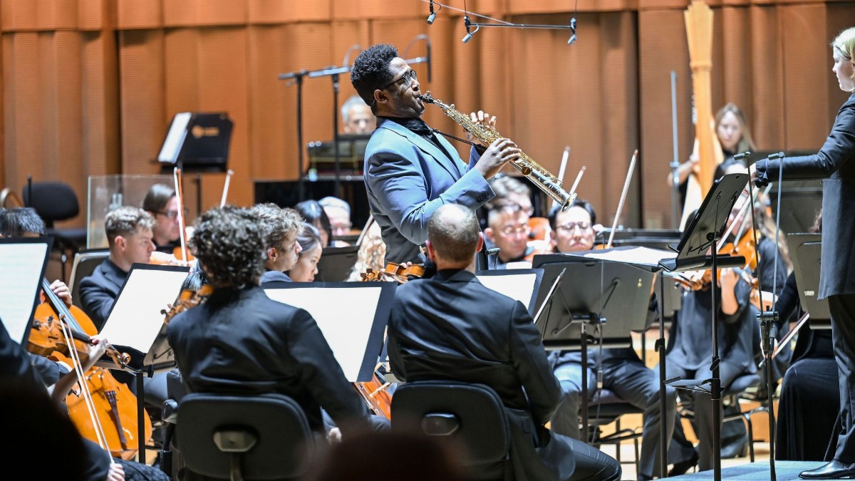 Review: Symphony dazzles with Japanese composer&#8217;s saxophone paean to colorful double stars