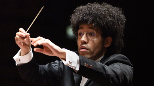 Rafael Payare conducts