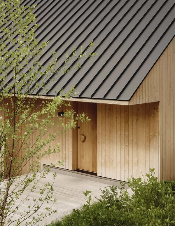 Pine Island Cottage: A Refined (and Appealingly Rough) Lake House on Georgian Bay,Fan Winston