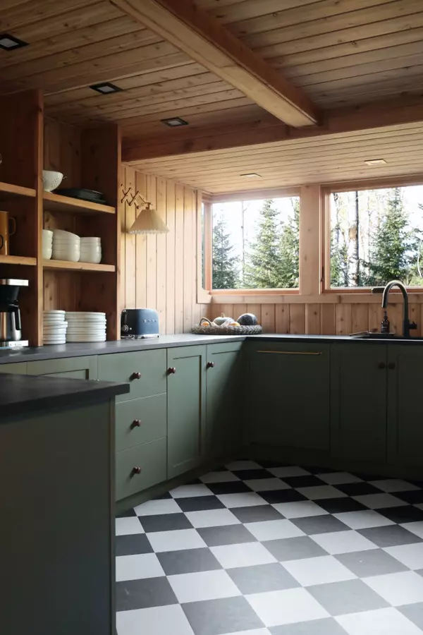 Kitchen of the Week: A Not Too Precious Kitchen for &#8220;Faux Martha&#8221; in Minnesota
