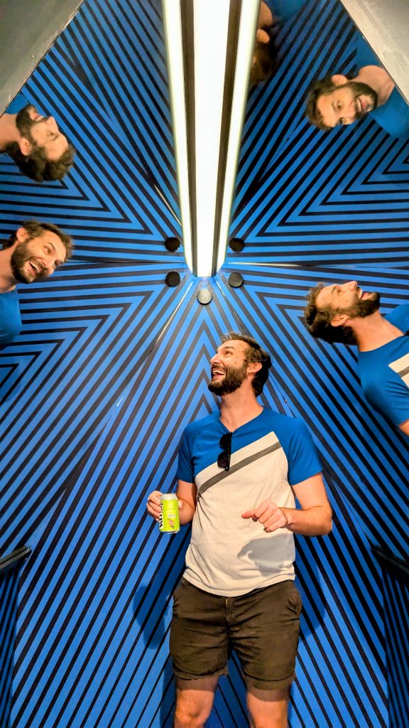 Infinity mirror room