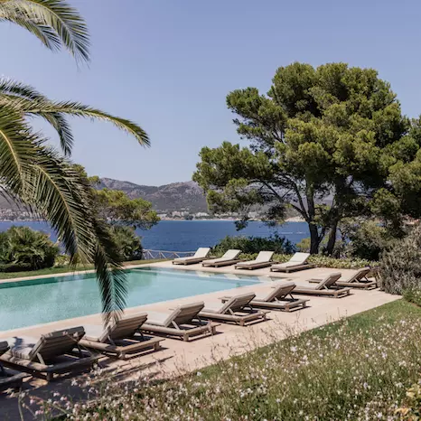 feature image of The Allure of Waterfront Living: Discover Extraordinary Properties by the Water