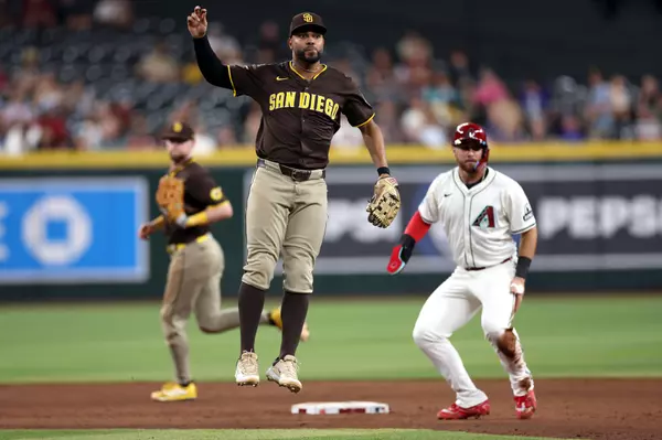 Padres score 5 in 11th inning, beat Diamondbacks to even series