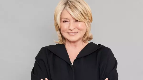Martha Stewart Sparks Furious Thanksgiving Debate After Revealing the Exact Time a Host Should Serve Dinner,Kelsi Karruli