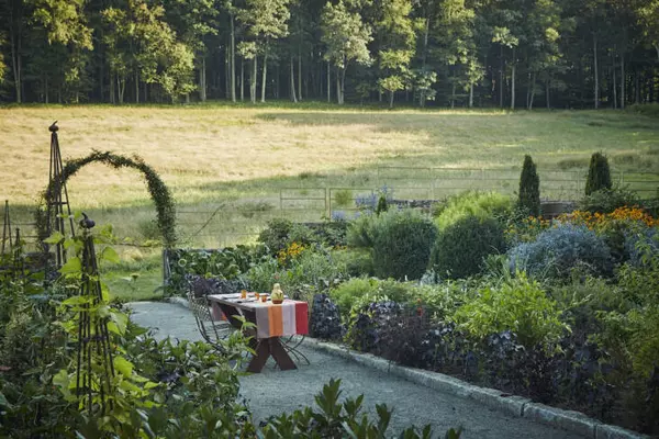 feature image of Meanwhile, On Gardenista: Stay Awhile