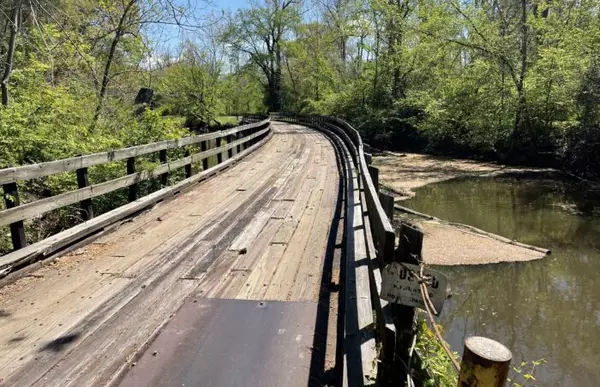 With lawsuit lingering, CSX begins repairs to disputed Kanawha Canal Bridge