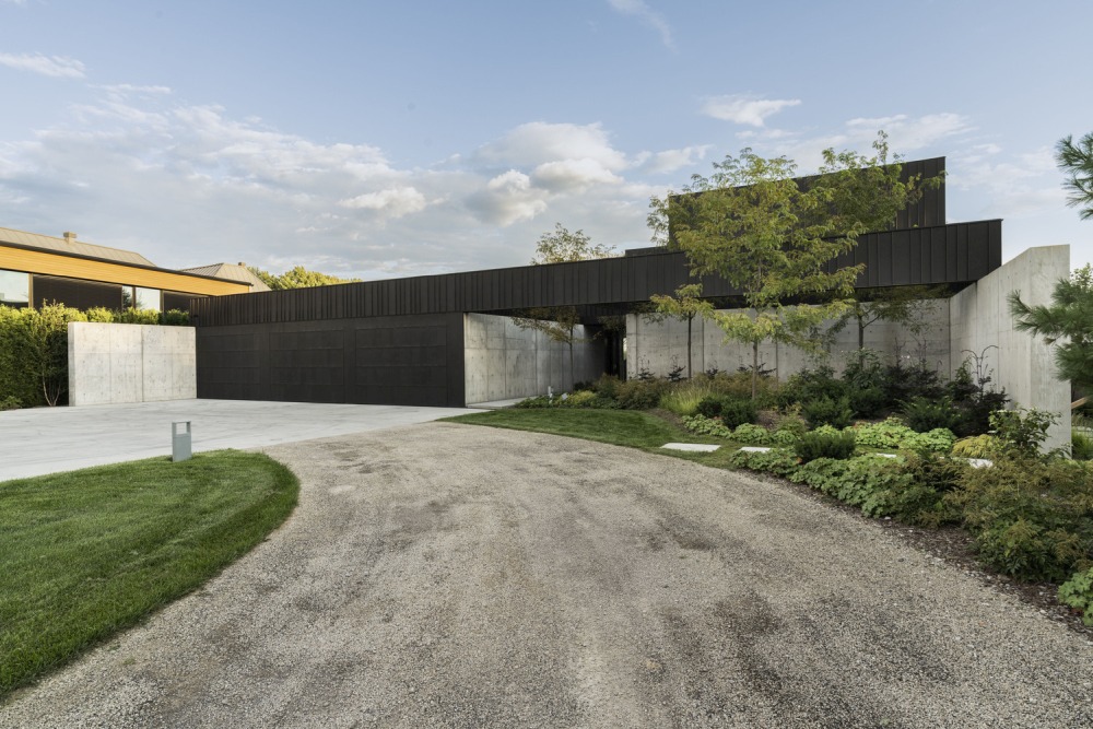 Residence Terrebonne By Saucier Perrotte architectes Entryway Driveway