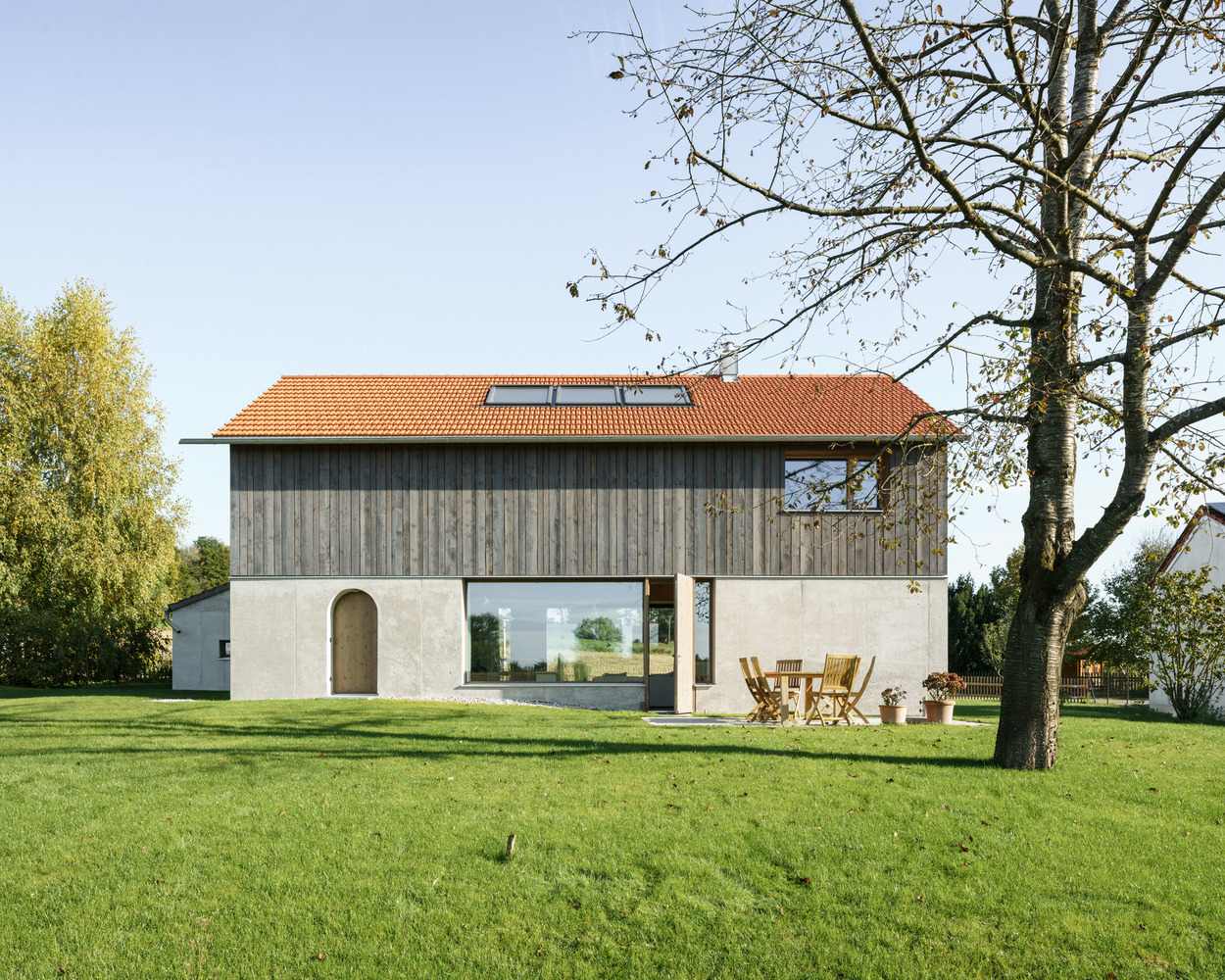A Home with a Dialogue Between Concrete and Timber