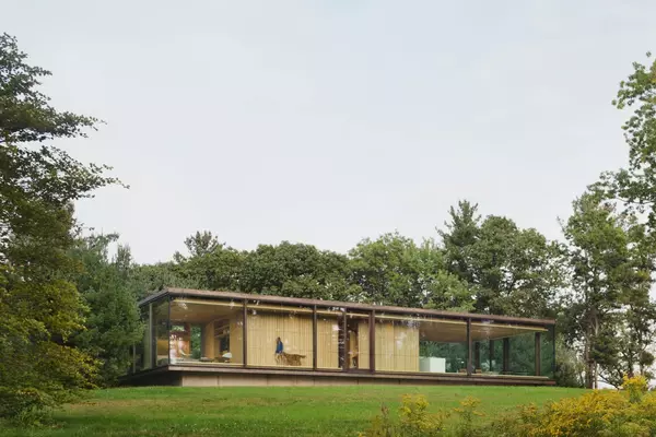 Minimalist Retreat in Nature with Panoramic Views