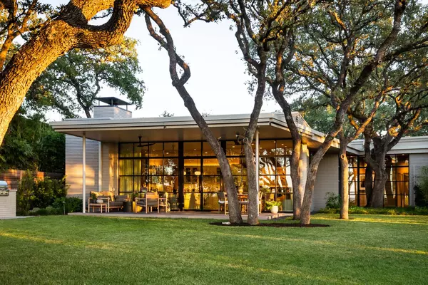 Ridge Oak Residence: A Mid-Century Modern Revival in Austin