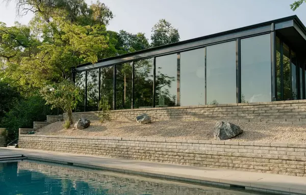 Tranquil Retreat – Glass Ridge House by OWIU Design