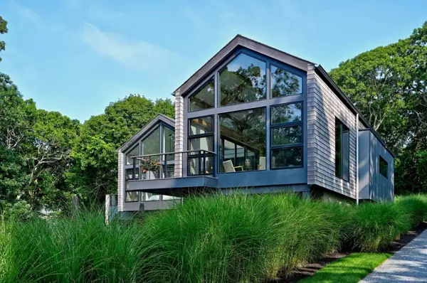 Coastal Gables Framed in Concrete and Glass