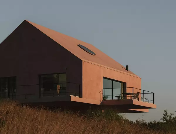 Living Between Pool and Ocean: A Portuguese Retreat