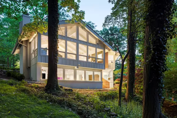 A Mid-Century Lake House Transformed into a Bright, Airy Retreat