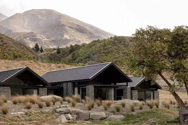 Stone and Timber Define a Modern Mountain Retreat in New Zealand