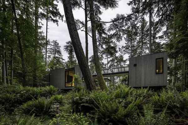 Whidbey Puzzle Prefab: A Compact Forest Home Built With Precision