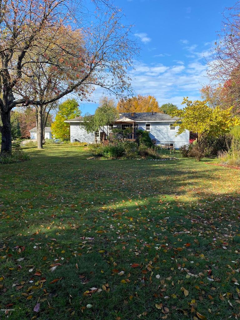 5356 Hillview Drive, Norton Shores