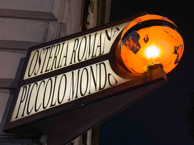 A sign for Ristorante il Piccolo Mondo.