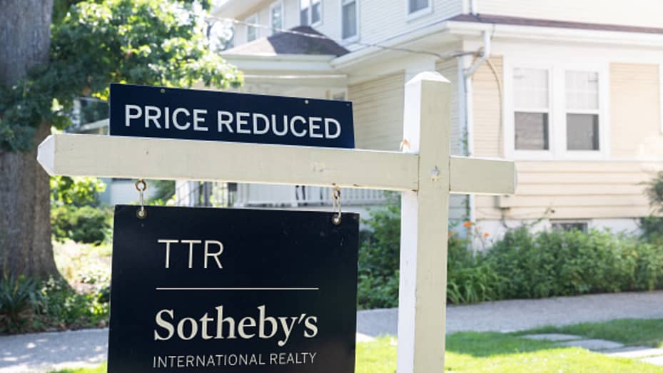 A house is for sale in Arlington, Virginia, July 13, 2023. (Photo by SAUL LOEB / AFP) (Photo by SAUL LOEB/AFP via Getty Images)