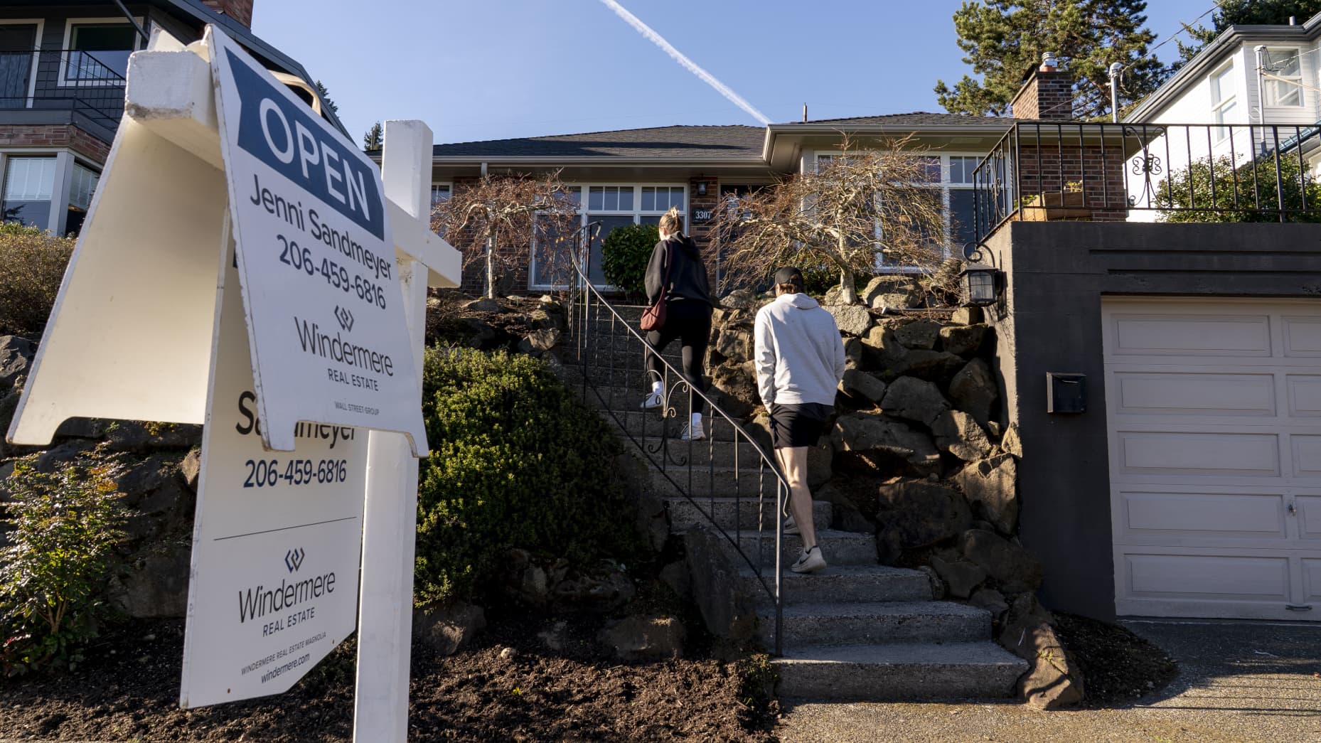 Prospective buyers arrive during an open house at a home in Seattle, Washington, US, on Sunday, Jan. 18, 2026. With the crucial spring homebuying season ahead, real estate agents finally have something fresh to sell: the lowest mortgage rates in three years. Photographer: David Ryder/Bloomberg via Getty Images