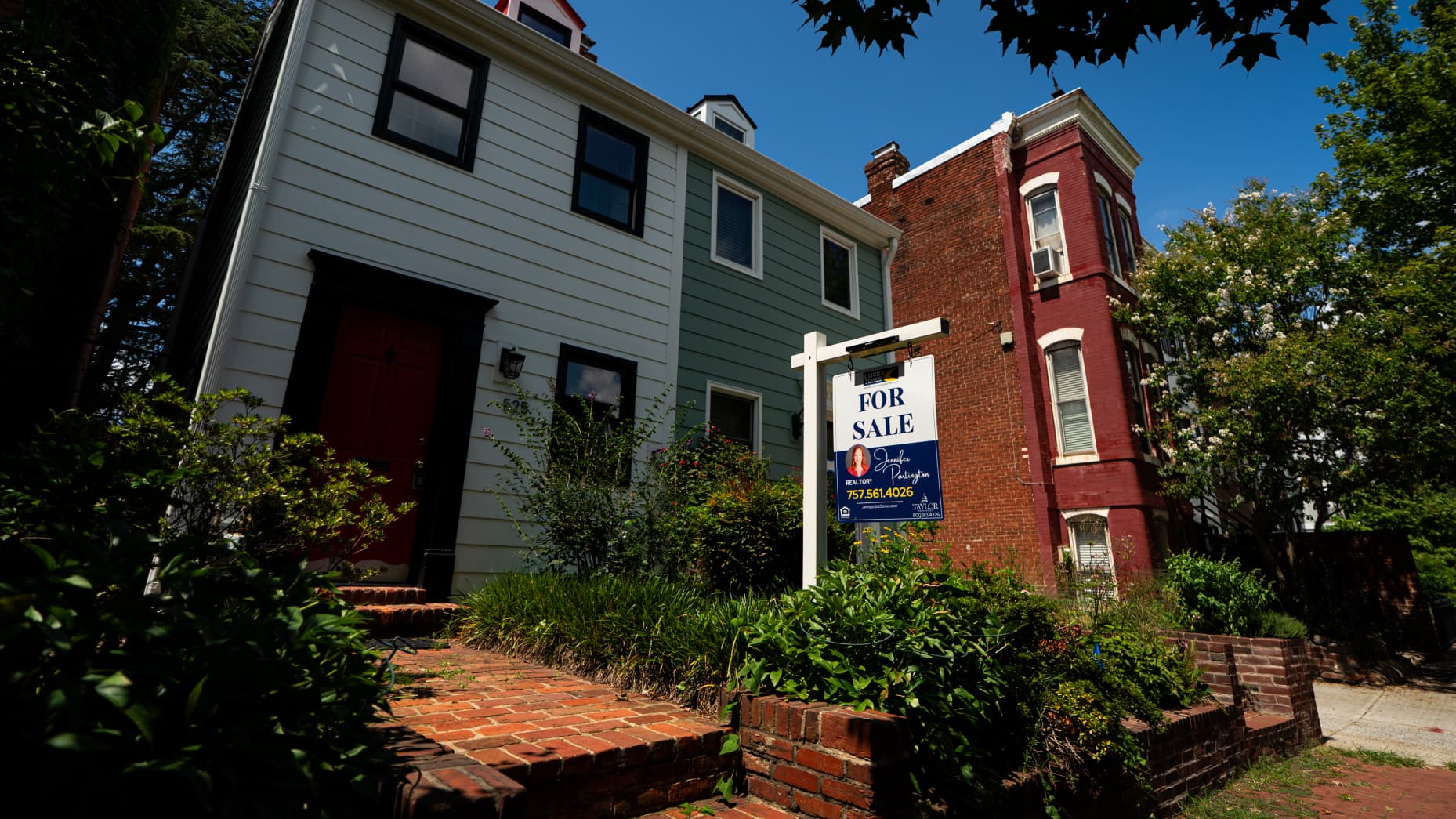 A "For Sale" sign outside a house in the Capitol Hill neighborhood of Washington, DC, US, on Tuesday, Aug. 12, 2025. The Trump administration is considering selling shares of Fannie Mae and Freddie Mac in an offering that could start as early as this year, according to senior administration officials. Photographer: Al Drago/Bloomberg via Getty Images