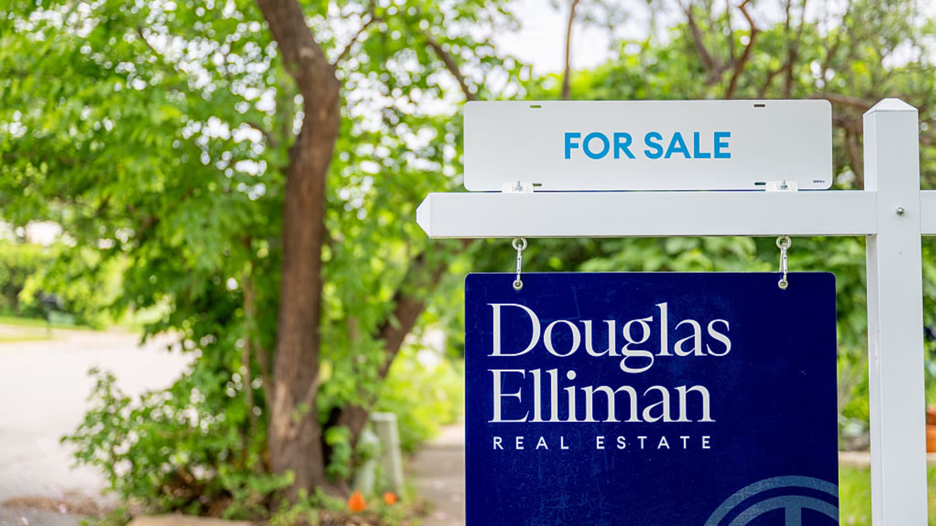 AUSTIN, TEXAS - APRIL 24: A for sale sign is displayed near a home on April 24, 2025 in Austin, Texas. Home sales plummeted 5.9% in March, leading to the market's biggest decline since 2022. The housing market is worse than analysts expectations, with mortgage rates rising beyond six percent. (Photo by Brandon Bell/Getty Images)