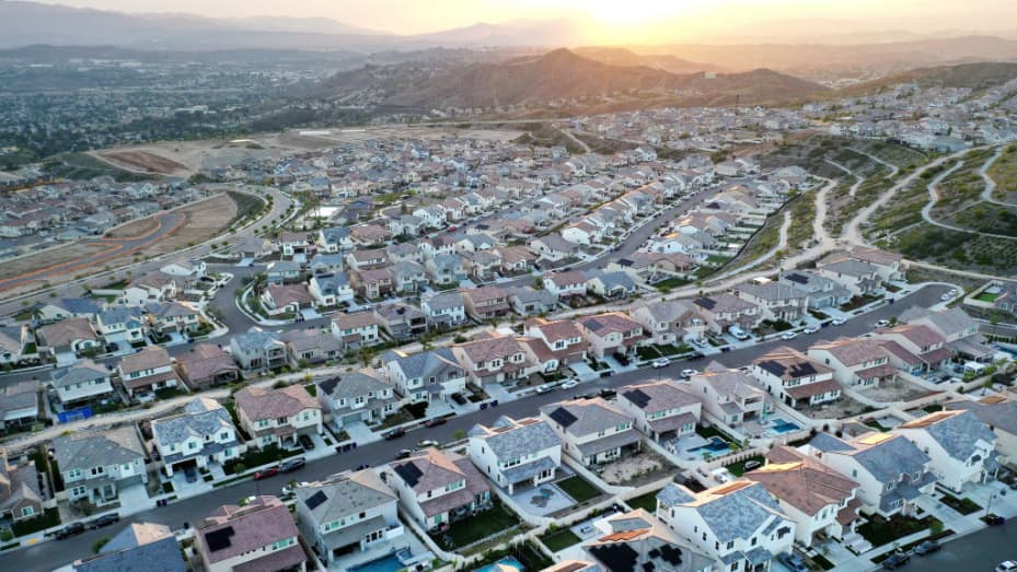SANTA CLARITA, CALIFORNIA - SEPTEMBER 08: An aerial view of homes in a housing development on September 08, 2023 in Santa Clarita, California. According to the National Association of Realtors, the median existing-home sale price in the U.S. increased 1.9 percent in July following five straight months of declines, which was the longest stretch of declines in 11 years, amid high interest rates. (Photo by Mario Tama/Getty Images)