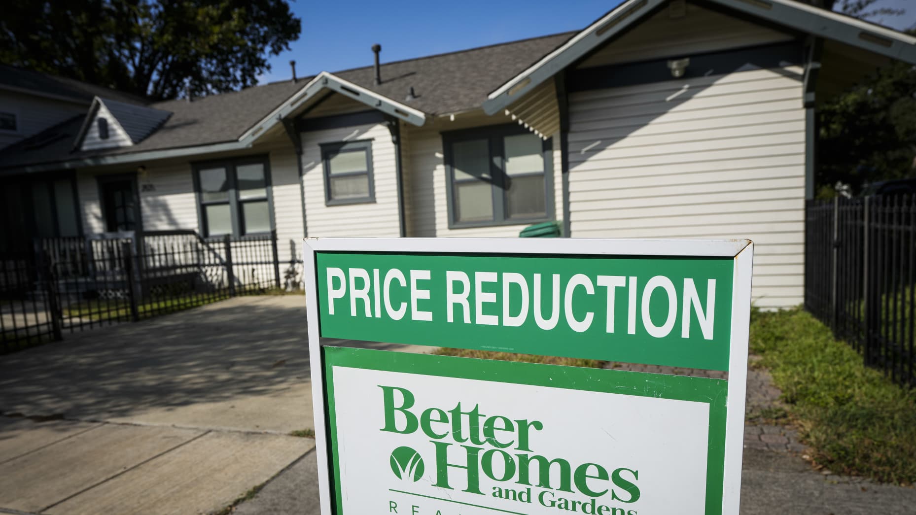 HOUSTON, TEXAS - OCTOBER 27: A home is shown for sale in The Heights in Houston, Monday, Oct. 27, 2025. Homes for sale listings have been sitting on the market for longer, and a lot more for-sale and for-rent homes are on the market now. (Brett Coomer/Houston Chronicle via Getty Images)