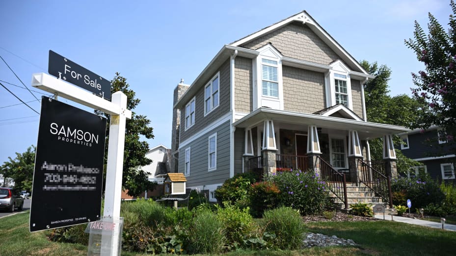 A for sale sign in front of a home in Arlington, Virginia, on August 22, 2023. Sales of homes in the United States ticked down in July, according to industry data released on August 22, 2023, as elevated mortgage rates and limited housing supply held buyers back. The housing market in the world's biggest economy has been reeling as interest rates climbed, making home owners reluctant to put their properties up for sale -- having earlier locked in lower rates on their mortgages. (Photo by Andrew Caballero-Re