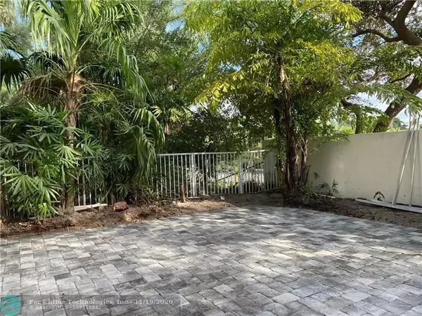 Hollywood, FL 33019,915 Weeping Willow Way