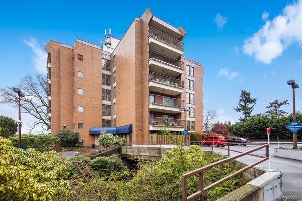 Saanich, BC V8X 1K2,4030 Quadra St #406