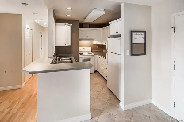 Saanich, BC V8X 1K2,4030 Quadra St #406