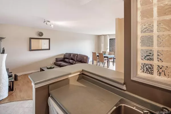 Saanich, BC V8X 1K2,4030 Quadra St #406