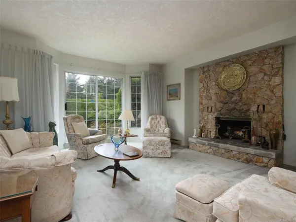 4630 Lochside Dr #9, Saanich, BC V8Y 2T1