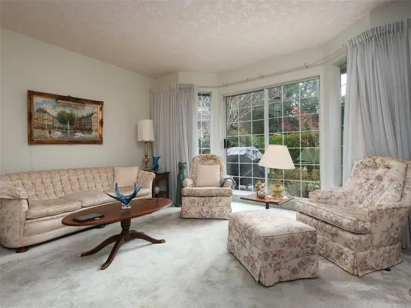 4630 Lochside Dr #9, Saanich, BC V8Y 2T1