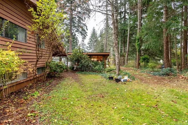 Comox, BC V9M 3Y6,889 Acacia Rd