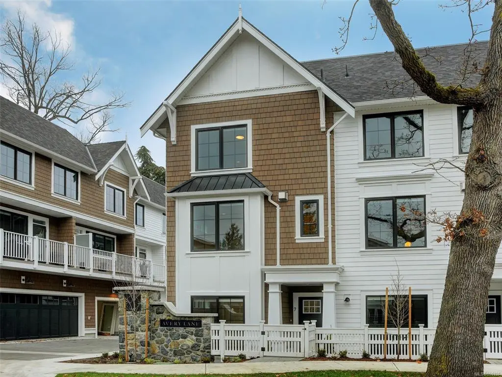 Saanich, BC V8R 2P3,1810 Kings Rd #7