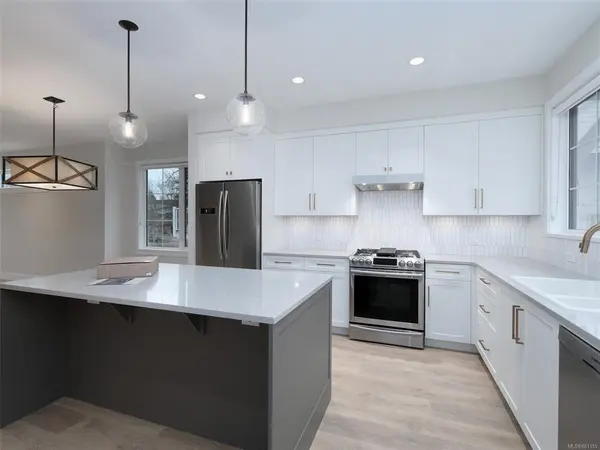 Saanich, BC V8R 2P3,1810 Kings Rd #7