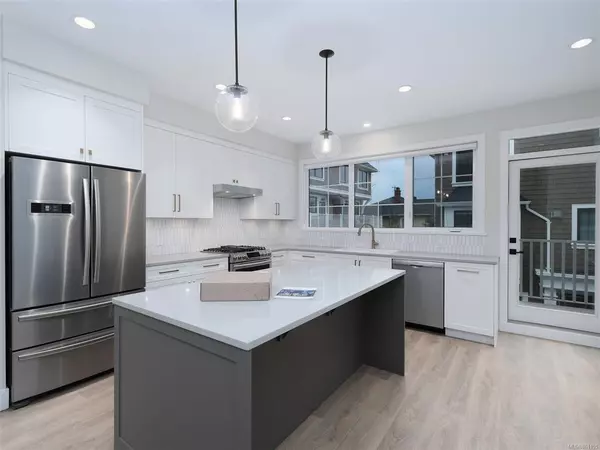 Saanich, BC V8R 2P3,1810 Kings Rd #7