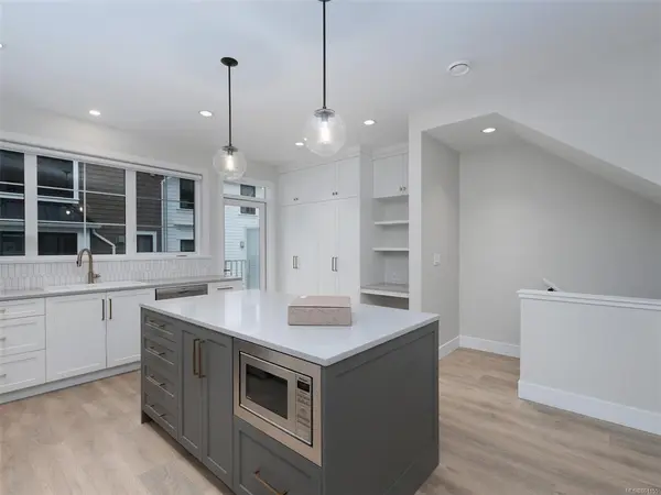 Saanich, BC V8R 2P3,1810 Kings Rd #7