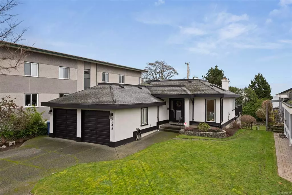 Oak Bay, BC V8R 6K3,2545 Beach Dr