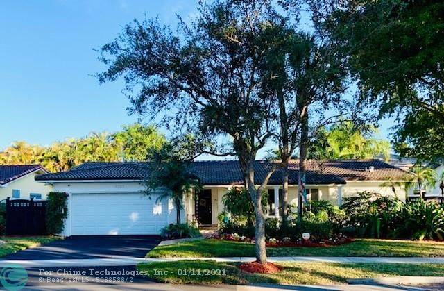 7353 Loch Ness Dr, Miami Lakes, FL 33014