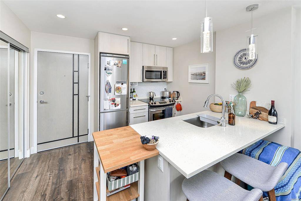Victoria, BC V8V 3P6,1090 Johnson St #408