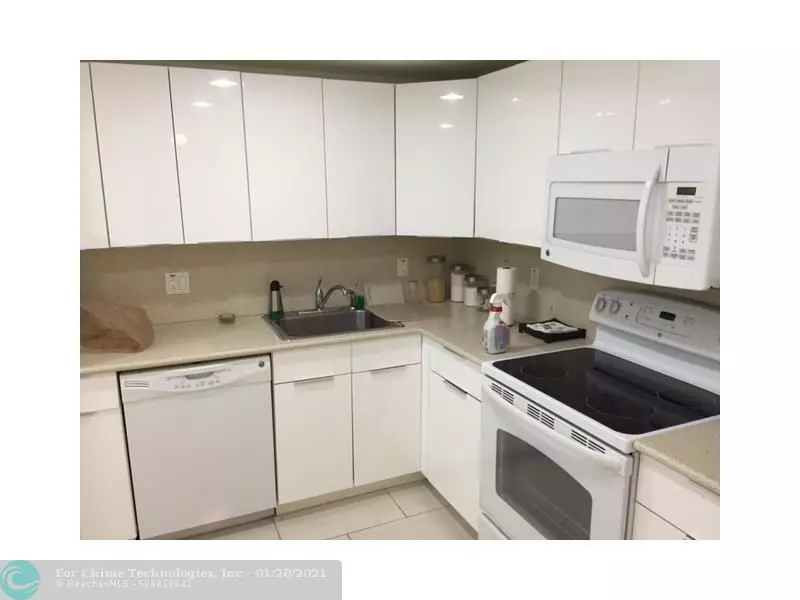 Pompano Beach, FL 33069,933 Cypress Grove Dr  #201