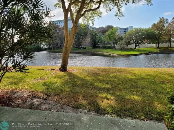 Pompano Beach, FL 33069,2240 N Cypress Bend Dr  #106