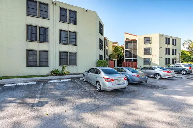 212 Lake Pointe Dr  #112, Oakland Park, FL 33309