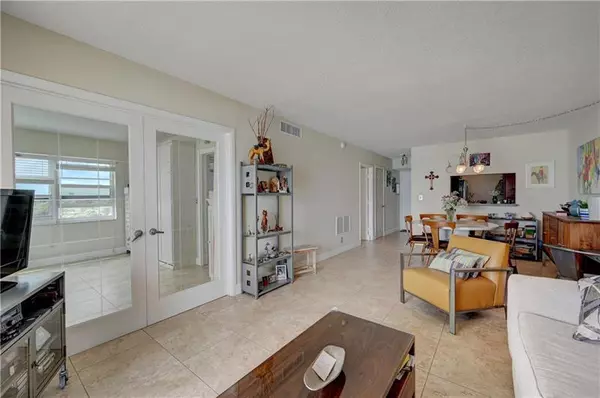 Lauderdale By The Sea, FL 33308,6000 N Ocean Blvd  #6D