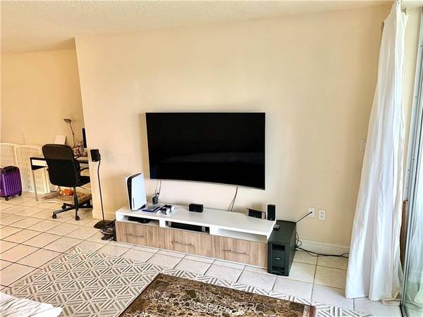 Miami, FL 33179,1780 NE 191st St  #104-2