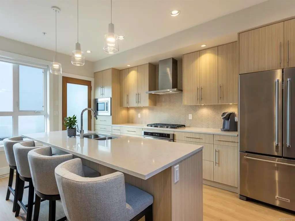 7948 Lochside Dr, Central Saanich, BC V8M 0B9