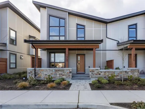 7948 Lochside Dr, Central Saanich, BC V8M 0B9